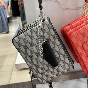 MICHAEL KORS JET SET ITEM LG 2 in 1 CARD CASE & WRISTLET
Black 
NWT